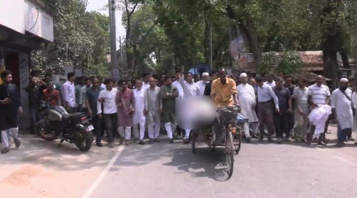 ঝিনাইদহে জামায়াত-বিএনপির সংঘর্ষে নিহতের মরদেহ ভ্যানে চড়িয়ে বিক্ষোভ
